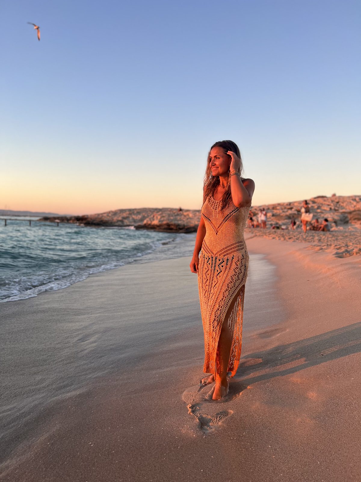 Martina op het strand bij zonsondergang